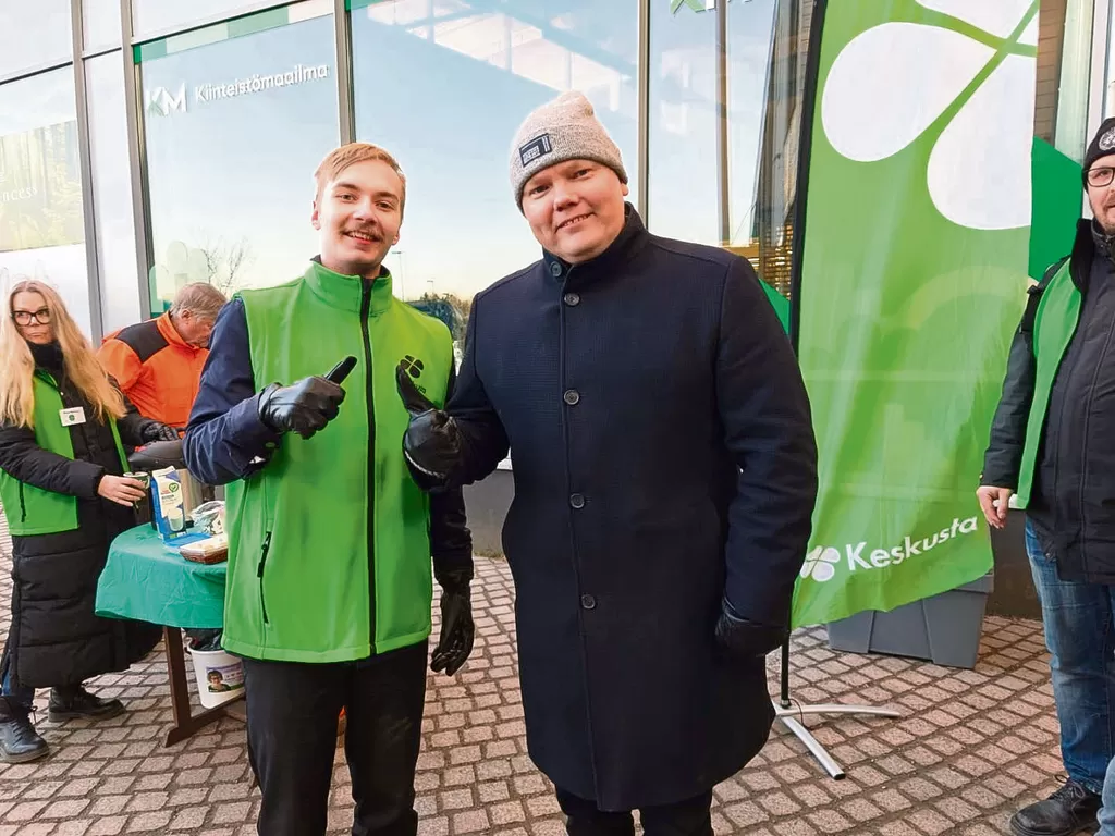 KESKUSTAN nuori, 18-vuotias ehdokas Jesse Niemelä yhdessä Antti Kurvisen kanssa.