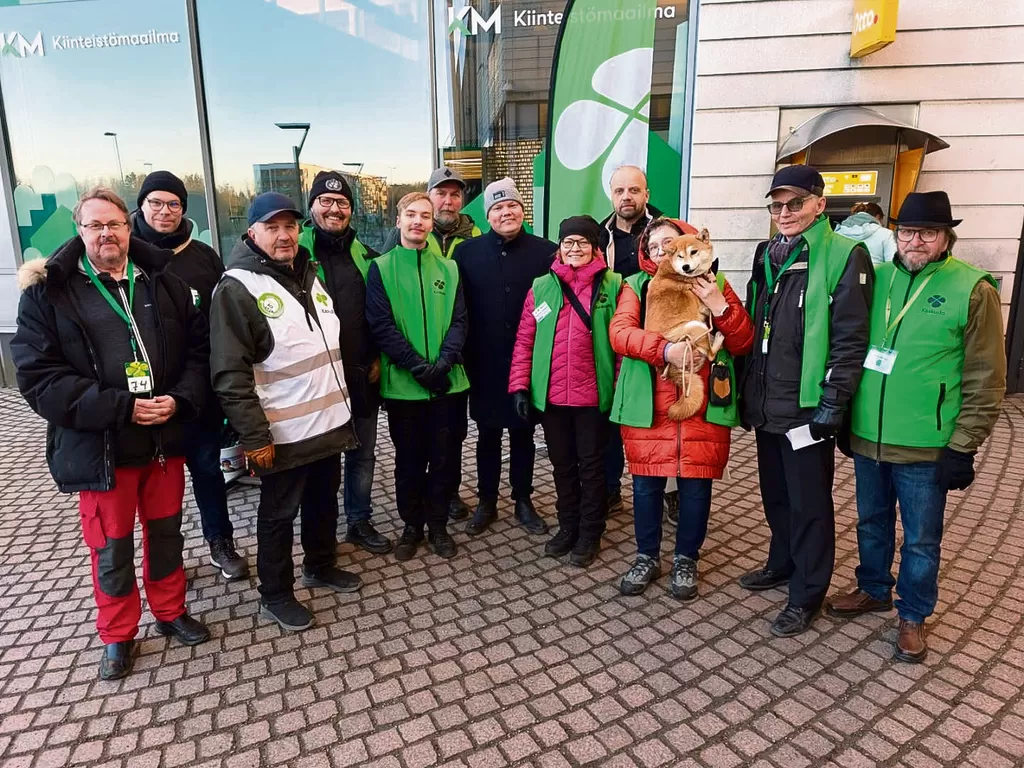ANTTI Kurvinen yhdessä Keskustan ehdokasjoukon kanssa Kauppakeskus Kirsikan pihalla.
